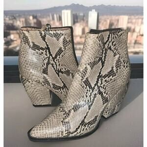 Alias Mae Boots Women’s Beige Snakeskin Leather Pointed Toe Bootie Sz 39, 8 US